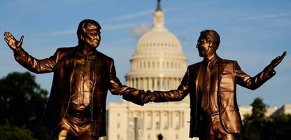Donald Trump und Jeffrey Epstein: Statue in Washington ist wieder da