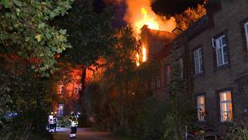feuer zerstört teile von denkmalgeschütztem schröderstift am schlump