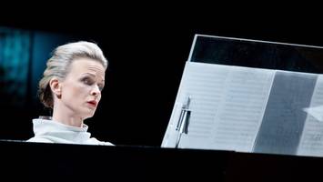 iveta apkalna in der elbphilharmonie: königin mit wumms und askese