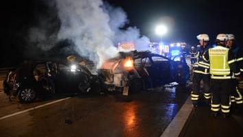 Pkw rast auf A1 in E-Auto – beide Fahrzeuge gehen in Flammen auf