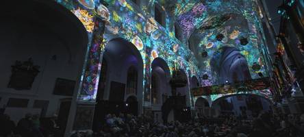 spektakel aus licht und musik: wenn ein wal über das kirchendach von st. anna zieht