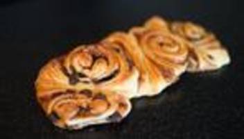 essen und trinken: demonstration zu ehren des franzbrötchens in hamburg