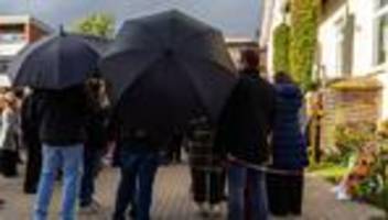 nach tat mit vier toten: trauerfeier für erschossene familie in oldenburg