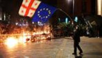 Proteste in Georgien: Zehntausende protestieren gegen prorussische Regierung in Georgien