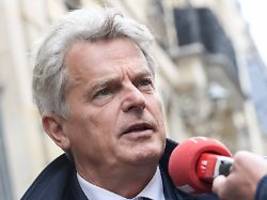 Milliarden für Staatskasse: Frankreichs Premier will Sozialisten mit Sondersteuer gewinnen