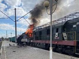 Selenskyj: Und das ist Terror: Russische Drohne trifft ukrainischen Passagierzug