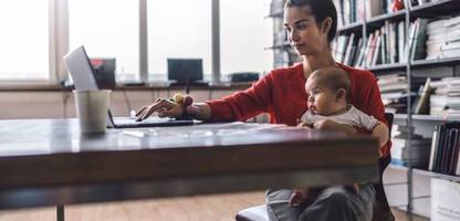 Baby im Büro: Wann darf ich mein Kind mit zur Arbeit nehmen?