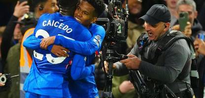 Premier League: FC Chelsea gewinnt in der Nachspielzeit gegen FC Liverpool, Florian Wirtz von der Bank