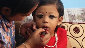 nepal krönt neue „lebende göttin“ – menschenrechtler üben kritik