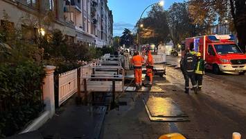 wegen plötzlichen regen: gehweg in winterhude stürzt ein