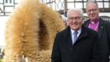 erntedankfest: bundespräsident bekommt erntekrone überreicht