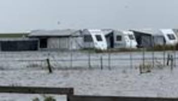 hochwasser wegen sturm: sturmtief: campingplatz auf norderney unter wasser