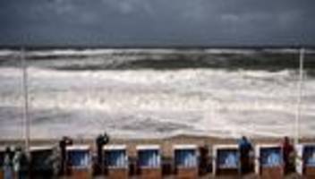 wetter: orkanböen legen fähren lahm – windsurf-elite feiert nordsee