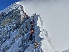 Behörden befürchten Todesopfer: Hunderte am Mount Everest durch Schneesturm eingeschlossen
