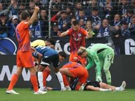 Bielefelder bekommt Faust ab: Gegner geht bewusstlos zu Boden - Schalker Abwehrchef als Retter