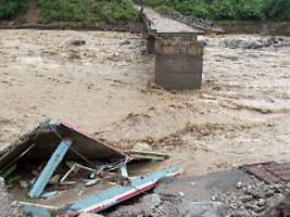 erdrutsche und Überschwemmungen: heftige regenfälle fordern etliche opfer in indien und nepal