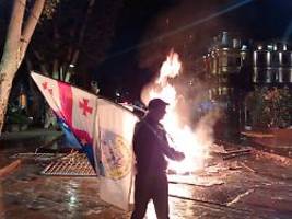 Gruppe stürmt Präsidentenpalast: Tausende Georgier protestieren gegen prorussische Regierung