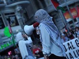Mit Jubel in Madrid empfangen: Israel schiebt 21 Aktivisten der Gaza-Flotte nach Spanien ab