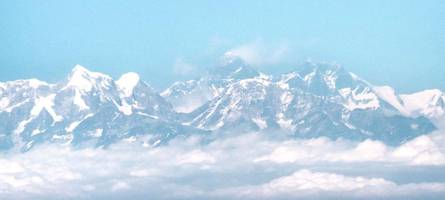 Fast 1000 Menschen sitzen am Mount Everest fest