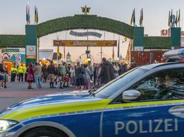 Oktoberfest: Wiesnbesucher verhindern, dass Rechtsextreme Banner enthüllen
