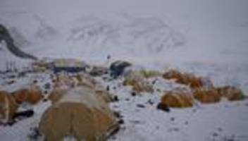 bergsteigen: bergungstrupps retten hunderte touristen vom mount everest