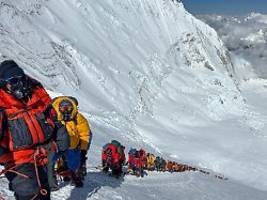 Hunderte sitzen noch fest: 350 Touristen von Mount Everest gerettet