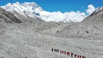 Schneesturm am Mount Everest: Retter befreien Hunderte Bergsteiger