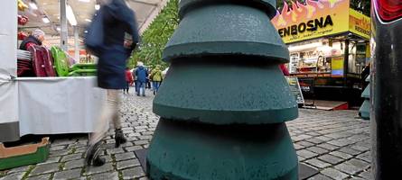 ist denn schon weihnachten? grüne poller schützen die dult in augsburg
