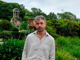 séan hewitts debüt: wie nebel, der über wiesen wabert