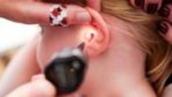 gesundheit: barmer: frauen stellen mehr anträge auf kinderkrankengeld