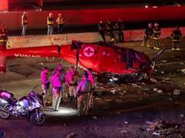 Alle Insassen schwer verletzt: Rettungshelikopter stürzt in den USA auf Autobahn