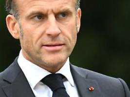 Präsident in der Bredouille: Franzosen machen Macron für Regierungskrise verantwortlich