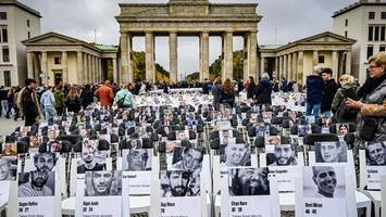 1100 Stühle gegen das Vergessen: So gedenkt Berlin am 7. Oktober