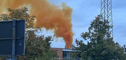 Chemie-Unfall in Mainaschaff bei Aschaffenburg: Orangefarbene Gaswolke ausgetreten, vier Verletzte