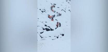 Mount Everest: Schneesturm überrascht hunderte Bergtouristen