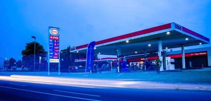 Benzin- und Dieselpreise: Autofahrer im Osten tanken laut Kartellamt deutlich teurer als im Westen