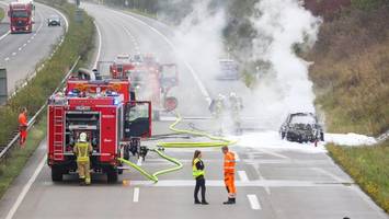 A23 gesperrt: BMW geht während der Fahrt plötzlich in Flammen auf