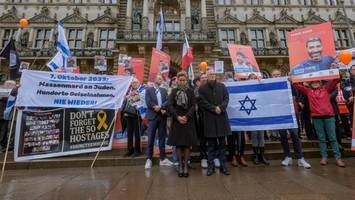 Hamburg gedenkt der Opfer der Hamas: „Hunderte Geiseln. Nie wieder!“