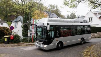 Wirbel um Busfahrer in Blankenese – weil er junger Frau helfen will