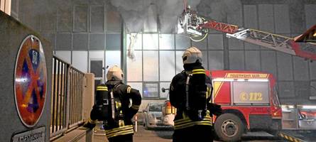 Mutmaßliche Brandstiftung: Polizei nimmt Mann nach Feuer in Theaterlager fest