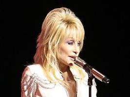 Ich bin noch nicht tot: Dolly Parton muss nach Aufruf ihrer Schwester einschreiten