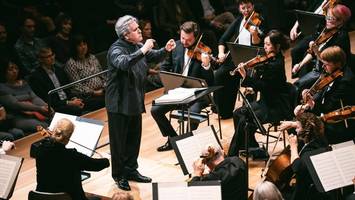 selbst ein störer bringt den dirigenten nicht aus dem konzept