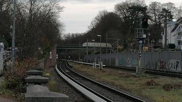 wichtige brücke über bahnstrecke hamburg–berlin gesperrt