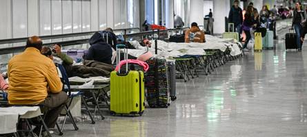 Warum stehen am Münchner Flughafen zurzeit Feldbetten?