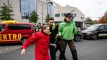 Protestaktion: Aktionen vor dem Kanzleramt zum Autogipfel