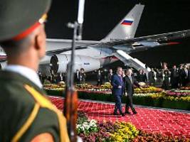 Trotz des geltenden Haftbefehls: Tadschikistan empfängt Putin mit rotem Teppich und Blumen