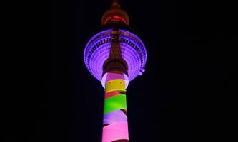 Überraschung: fernsehturm zeigt album-cover von taylor swift