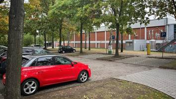 Bei Starkregen: Neuer Parkplatz soll Sporthalle schützen
