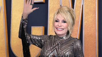 Dolly Parton beruhigt Fans: „Ich bin noch nicht tot!“