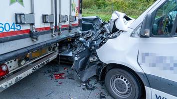 horrorunfall auf a1: transporter schiebt auto am stauende unter lkw